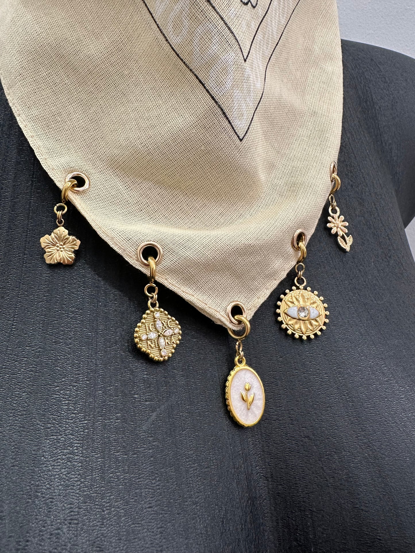 Carré à charm's